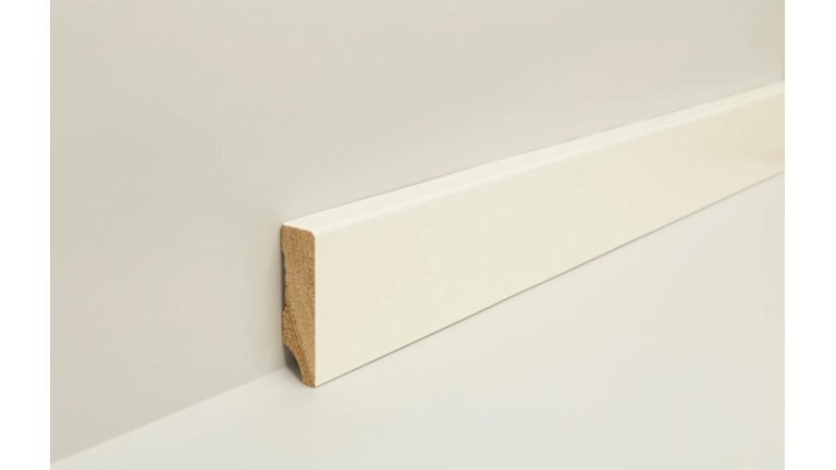 Weiße Sockelleiste mit Holzfurnier an einer hellen Wand.